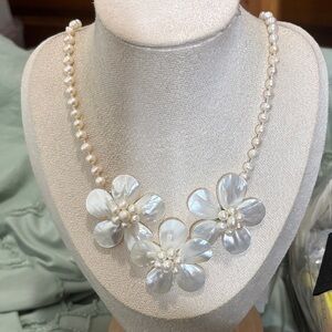 Elegant Pearl Flower Necklace